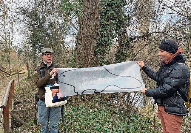 Grösser, als man denkt: Ranger Yannick Bucher (links) veranschaulicht mit einem Teilnehmer die wahre Grösse eines ausgewachsenen Bibers. Foto: Florin Bürgler
