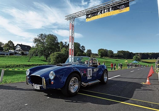 Geschafft: Die AC Cobra aus dem Jahr 1965 fährt über die Ziellinie in Gempen. Fotos: Juri Junkov