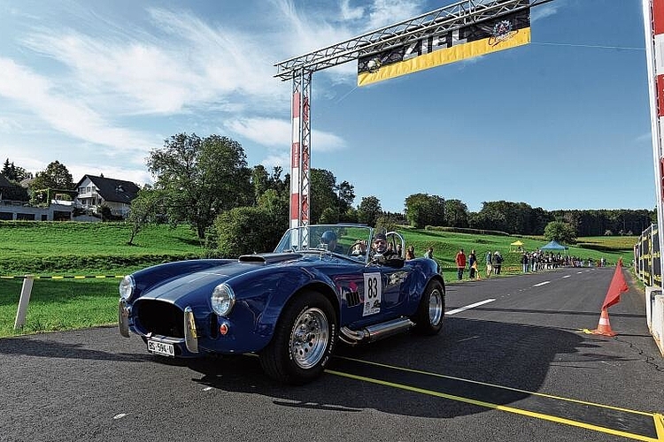 Geschafft: Die AC Cobra aus dem Jahr 1965 fährt über die Ziellinie in Gempen. Fotos: Juri Junkov