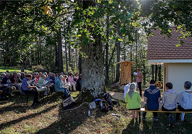 <em>In der Kathedrale der Natur: </em>Der herbstliche Bettagsgottesdienst mit Einweihung der Bergkapelle. Fotos: Martin Staub
