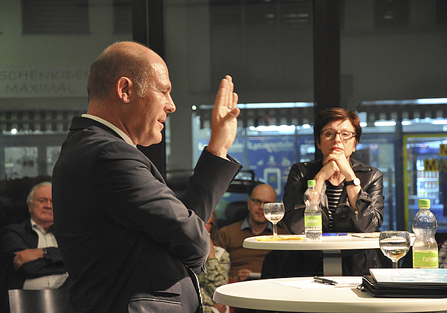 «Der alte Pragmatismus existiert noch.» Der Baselbieter Regierungsrat Anton Lauber redet der Zusammenarbeit der beiden Basler Halbkantone das Wort, im Hintergrund Ständerätin Anita Fetz aus Basel-Stadt.  Foto: Gemeinde Reinach