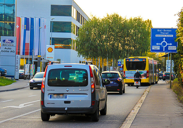 Überlastete Strassen: Auf der viel befahrenen Bruggstrasse zwischen Dornach und Reinach kommt es in den Stosszeiten regelmässig zu Verkehrsüberlastungen.  Foto: Tobias Gfeller