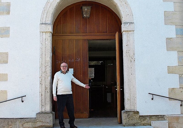 Ein Ort, wo Menschen sein können: Diakon Alois Schuler vor der Kirche St.Josef. Foto: Axel Mannigel