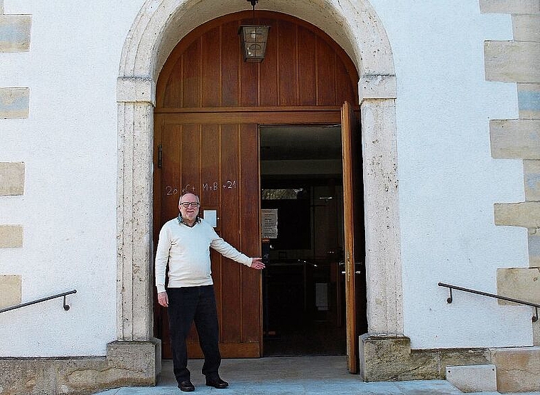 Ein Ort, wo Menschen sein können: Diakon Alois Schuler vor der Kirche St.Josef. Foto: Axel Mannigel