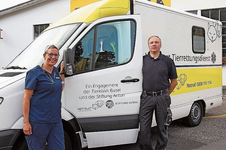 Im Einsatz für die Tiere: Tierärztin Gabrielle Brunner (l.) und Thomas Mandler, der den Krankenwagen fährt. Foto: Tobias Gfeller