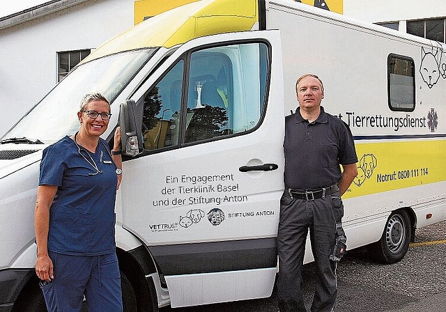 Im Einsatz für die Tiere: Tierärztin Gabrielle Brunner (l.) und Thomas Mandler, der den Krankenwagen fährt. Foto: Tobias Gfeller