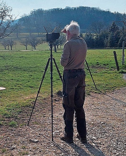 Helfer mit Argusaugen: Hans Wampfler analysiert die Bilder der Wärmebildkamera.