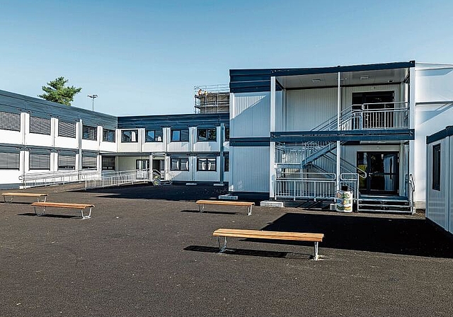 Provisorien sind Nachbarn: Das Schulprovisorium der Sekundarschule Lochacker (Bild) und jenes der Primarschule Surmatten liegen direkt nebeneinander. Foto: Kenneth Nars