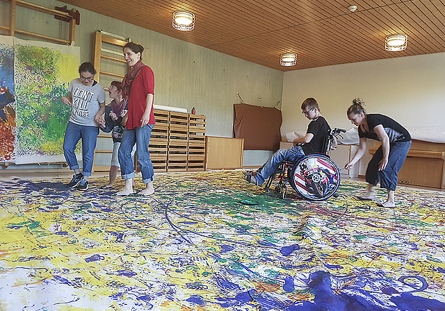 Schüler fotografierten in der Kunstwoche Schüler: Im Raum mit den farbigen Bewegungsspuren.  Foto: ZVG