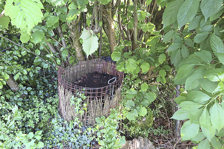 Kreislauf: Lauschige Kompost-Ecke in naturnahem Garten.  Foto: Edmondo Savoldelli