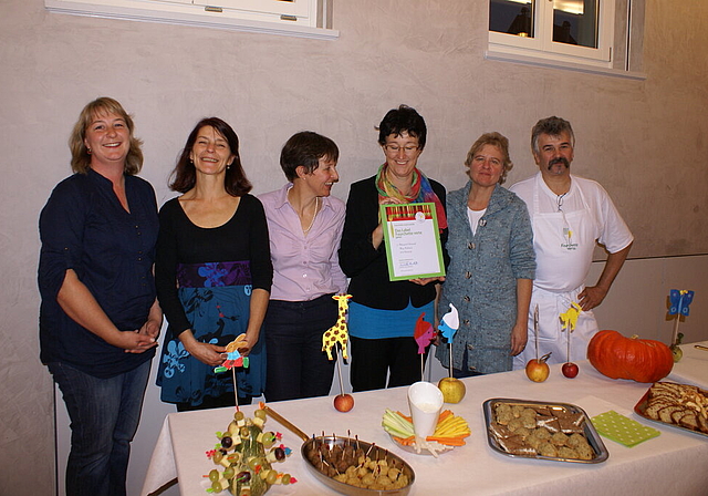 Team: Michelle Bur, Fachlehrerin Wallierhof, Doris Hans, Karin Kälin, Maya Rechsteiner (alle Mittagstisch Rodersdorf), Helen und Thierry Acker, Catering-Service Zwingen.   Foto: Jürg Jeanloz