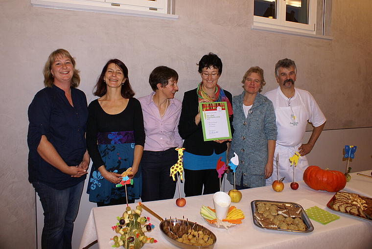 Team: Michelle Bur, Fachlehrerin Wallierhof, Doris Hans, Karin Kälin, Maya Rechsteiner (alle Mittagstisch Rodersdorf), Helen und Thierry Acker, Catering-Service Zwingen.   Foto: Jürg Jeanloz