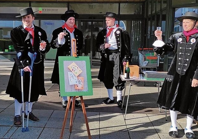 Das Fasnachtskomitee von Breitenbach: (v.l.) Claudio Spaar, Dominik Jeker, Tobias Schnell, Petra Dürr. Auf dem Foto fehlen Michael Corbateaux und Robin Meier. Foto: Bea Asper