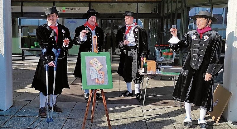 Das Fasnachtskomitee von Breitenbach: (v.l.) Claudio Spaar, Dominik Jeker, Tobias Schnell, Petra Dürr. Auf dem Foto fehlen Michael Corbateaux und Robin Meier. Foto: Bea Asper