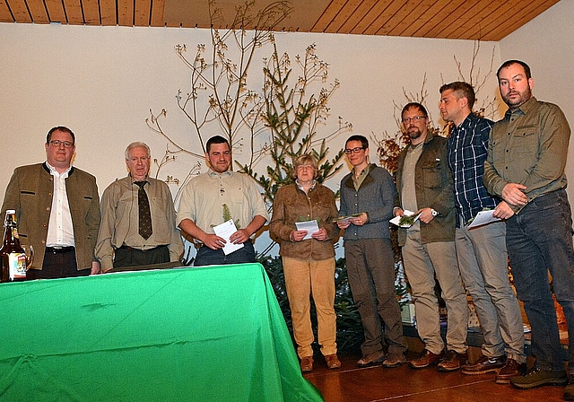 <em>Zeugnis für Jägernachwuchs: </em>v.l. Andreas Doppler (Vize-Obmann), Marcel Wyser (Obmann), die Jungjäger Thomas Wiggli, Beatrix Halbeisen, Verena Sturm, Marek Duchac, Yves Bubendorf, Ueli Käser.<em> Foto: Roland Bürki</em>