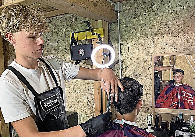 Friseursalon auf dem Dachboden: Christopher Spain verpasst seinem Freund Benjamin Aemisegger einen neuen Haarschnitt. Foto: Mark Riklin