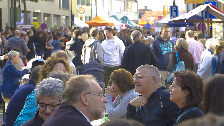 Feiern unter freiem Himmel: Wie vor vier Jahren soll sich im August die Hauptstrasse wieder in eine Festmeile verwandeln.  Foto: ZVG