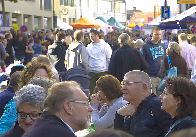 Feiern unter freiem Himmel: Wie vor vier Jahren soll sich im August die Hauptstrasse wieder in eine Festmeile verwandeln.  Foto: ZVG