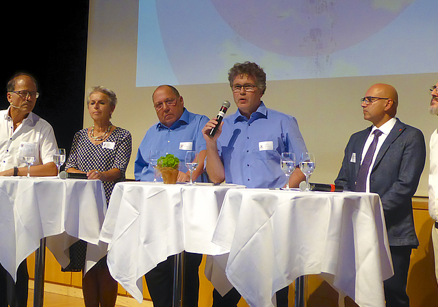 Gemeinderat hautnah (v. l.): Giorgio Lüthi, Jeanne Locher, René Nusch, Lukas Lauper, David Meier und Daniel Altermatt (Heidi Frei war verhindert) suchten am Münchensteiner Polit-Apéro den Dialog mit den Münchensteinerinnen und Münchensteinern. 