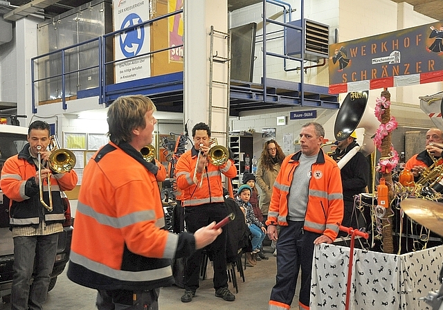 Voll Vorfreude auf den ersten gemeinsamen Umzug: Die Werkhof Schränzer beim Proben im Münchensteiner Werkhof. Foto: Isabelle Hitz