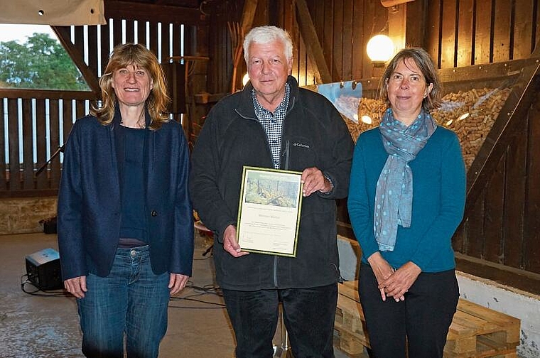 Preisübergabe: Bettina Hammel, Stiftungsrätin der Hermann und Elisabeth Walder-Bachmann Stiftung, Preisträger Werner Müller und Lisa Eggenschwiler, Stiftungsgeschäftsführerin. Foto: Tobias Gfeller