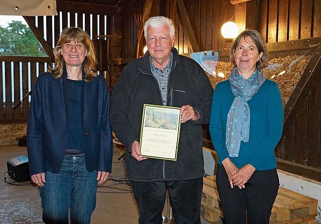 Preisübergabe: Bettina Hammel, Stiftungsrätin der Hermann und Elisabeth Walder-Bachmann Stiftung, Preisträger Werner Müller und Lisa Eggenschwiler, Stiftungsgeschäftsführerin. Foto: Tobias Gfeller