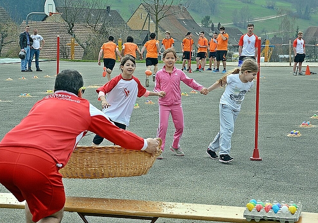 Gruppenwurf: Der Fänger muss sich tüchtig strecken. Fotos: Roland Bürki
