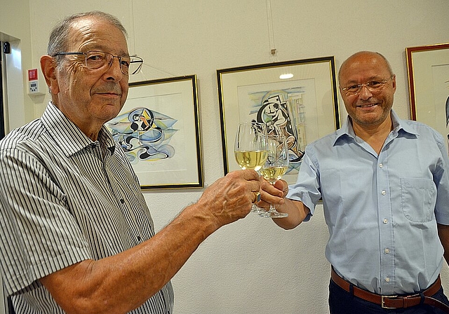 <em>Gelungene Vernissage:</em> Heinz Vögtlin (l.) und Linard Candreia freuen sich über das unerwartet grosse Interesse. Foto: Roland Bürki