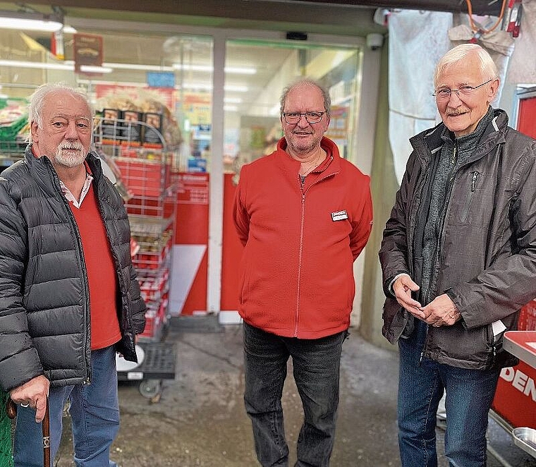 Wünschen sich eine schnelle Lösung: Peter Voegtli (l.), Josef A. Zeltner, beide von der Vögtli AG, und Hanspeter Hostettler (Mitte), Betreiber des Denner-Ladens.  Foto: Bea Asper