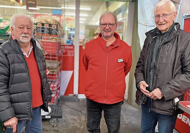 Wünschen sich eine schnelle Lösung: Peter Voegtli (l.), Josef A. Zeltner, beide von der Vögtli AG, und Hanspeter Hostettler (Mitte), Betreiber des Denner-Ladens.  Foto: Bea Asper