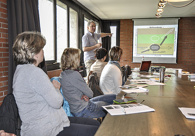 «Jugendliche verstehen»: Michael Miedaner, Pädagoge und Erwachsenenbildner, während seines Workshops.  Foto: Isabelle Hitz