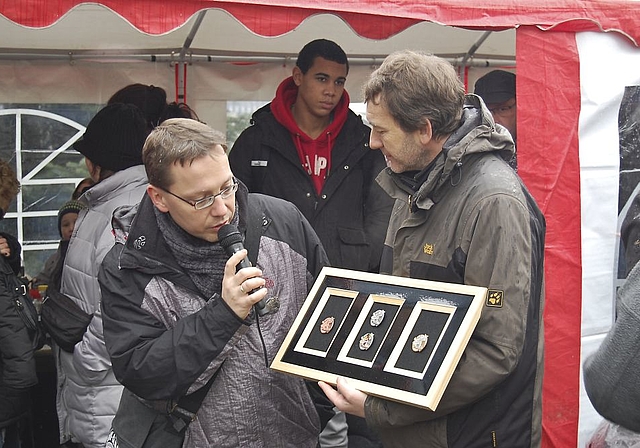 Erläuterten die Reinacher Fasnachtsblagette 2015: Künstler Frank Schmohl (l.) und Obmann René Zenklusen.  Foto: Axel Mannigel