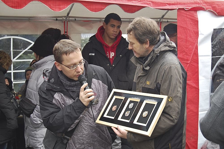 Erläuterten die Reinacher Fasnachtsblagette 2015: Künstler Frank Schmohl (l.) und Obmann René Zenklusen.  Foto: Axel Mannigel