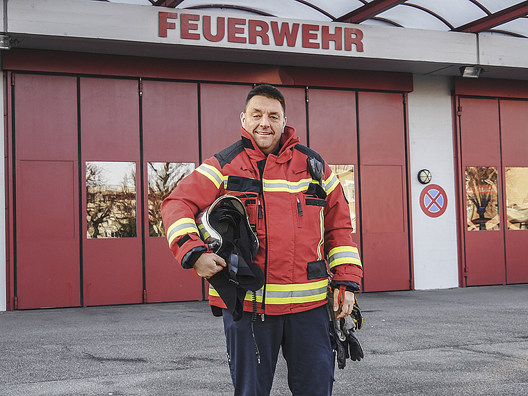 Der neue Feuerkommandant vor «seinem» Magazin: Marco Hunziker.  Foto: Tobias Gfeller