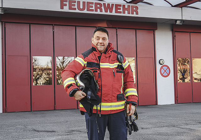 Der neue Feuerkommandant vor «seinem» Magazin: Marco Hunziker.  Foto: Tobias Gfeller