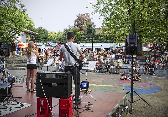 Grosse Bühne: Die Festbesucher kamen auch in den Genuss mehrerer Konzerte.  Foto: ZVG Jugendhaus