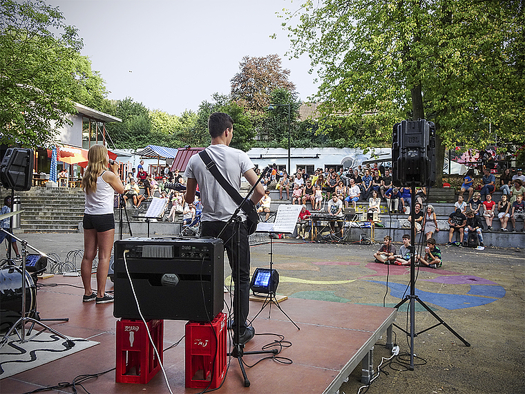 Grosse Bühne: Die Festbesucher kamen auch in den Genuss mehrerer Konzerte.  Foto: ZVG Jugendhaus