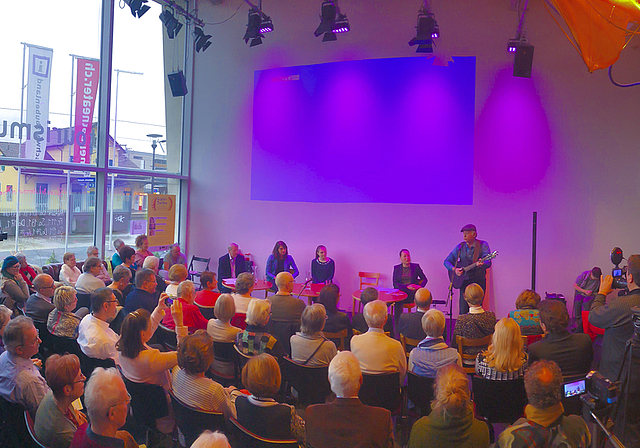 Familiäre Atmosphäre: Das Publikum lauscht dem Baselbieter Chriesbaum-Blues von Florian Schneider alias Muser Schang.  Foto: Thomas Kramer