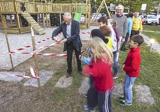 Bald für alle offen: Ungeduldig warten die Kinder, bis Kirchgemeindepräsident Armin Hauser das Band
