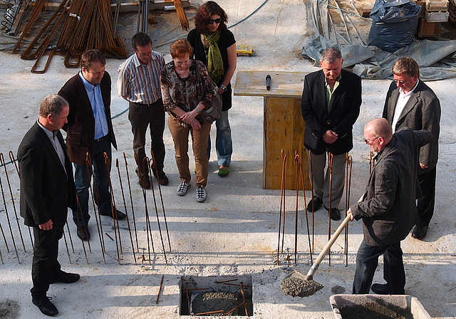 An der Schaufel: Walter Schmidlin, Präsident der Römisch-katholischen Kirchgemeinde, schliesst die Lücke im Fundament.  Foto: Tobias Gfeller