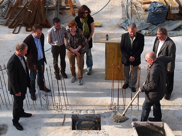 An der Schaufel: Walter Schmidlin, Präsident der Römisch-katholischen Kirchgemeinde, schliesst die Lücke im Fundament.  Foto: Tobias Gfeller