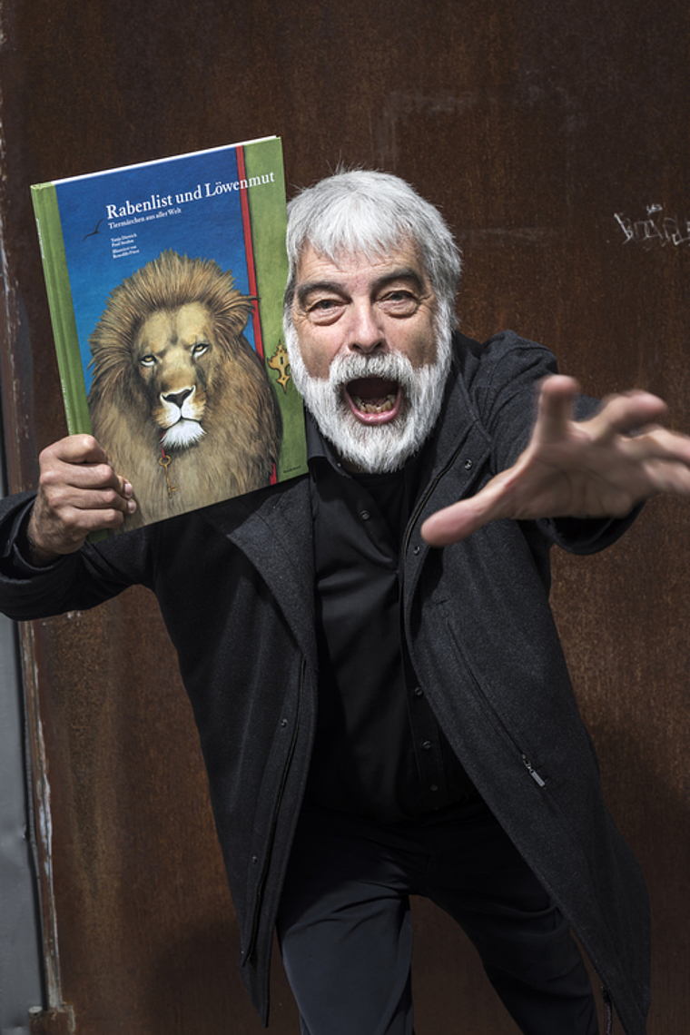 «Märchen bereichern mein Leben»: Preisträger Paul Strahm mit «Rabenlist und Löwenmut», dem dritten für den Zoo Basel verfassten Tiermärchenband mit CD.  Foto: ZVG