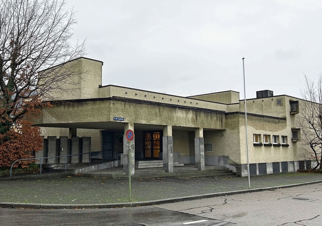 Bleibt bestehen: Die römisch-katholische Kirchgemeinde lässt das Pfarreiheim sanieren und nicht abreissen. Foto: Nicolas blust