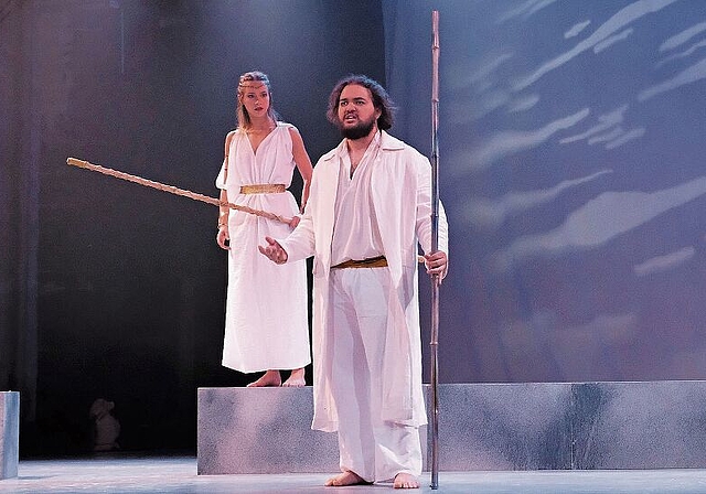 Souverän: der mächtige Zeus (Lukas Hayoz) und die hilfreiche Pallas Athene (Sabine Held). Foto: Thomas Brunnschweiler