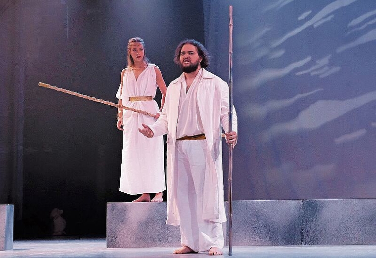 Souverän: der mächtige Zeus (Lukas Hayoz) und die hilfreiche Pallas Athene (Sabine Held). Foto: Thomas Brunnschweiler