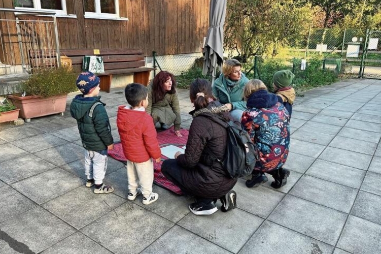 Spielerisches Lernen: Reinacher Kinder mit Sprachförderbedarf erhalten im Tierpark einen Zugang zur deutschen Sprache.
         
         
            Foto: zvg