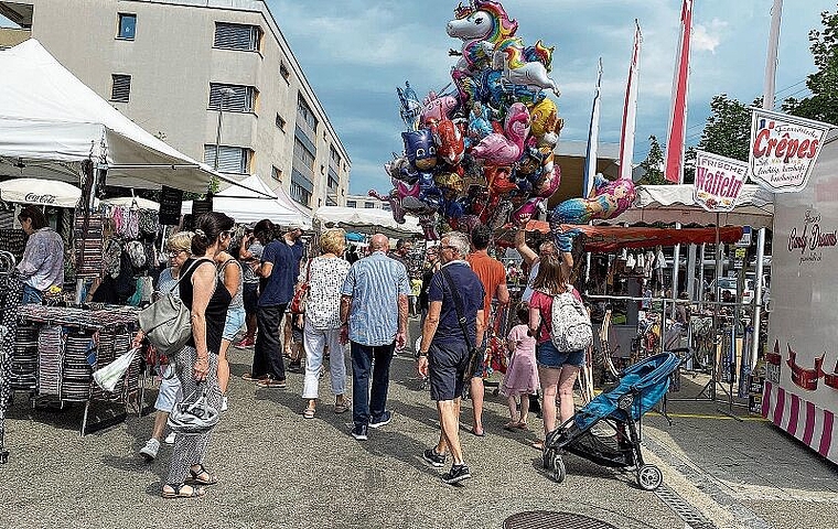 Markttreiben: Lokale Spezialitäten überzeugten, Bild unten, von links: Leon Enderli, Tomi Enderli und Barbara Vögtli, Brauclub Dornach; auch der Lunapark bot wieder viel Spass. Fotos: Bea Asper