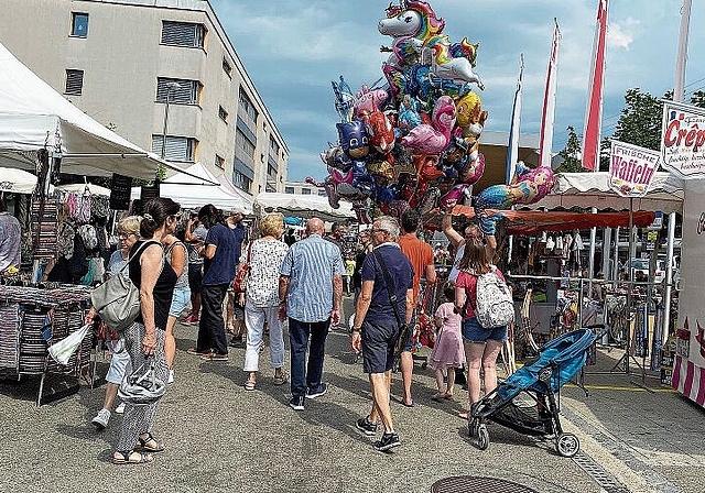 Markttreiben: Lokale Spezialitäten überzeugten, Bild unten, von links: Leon Enderli, Tomi Enderli und Barbara Vögtli, Brauclub Dornach; auch der Lunapark bot wieder viel Spass. Fotos: Bea Asper