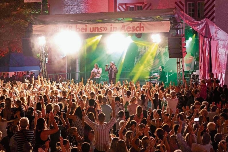 Dichtes Gedränge: Der Schlossplatz in Aesch war während des Baschi-Konzerts rappelvoll. Der Musiker spielte
ein kurzes Set mit seinen grössten Hits – und erhielt grossen Applaus. Foto: zvg