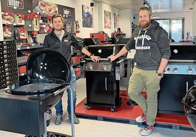 Feiern am Samstag die Eröffnung des neuen Grillcenters: Geschäftsleiter Roman Bucher (r.) und Filialleiter Stefan Bucher. Foto: Gaby Walther